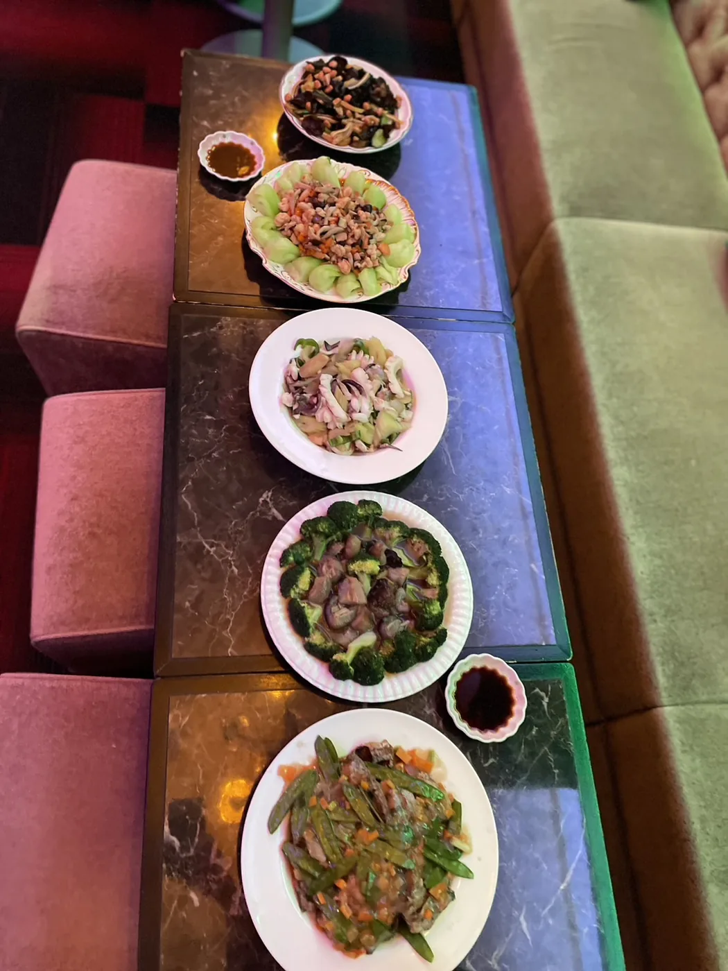 テーブルに並ぶ料理