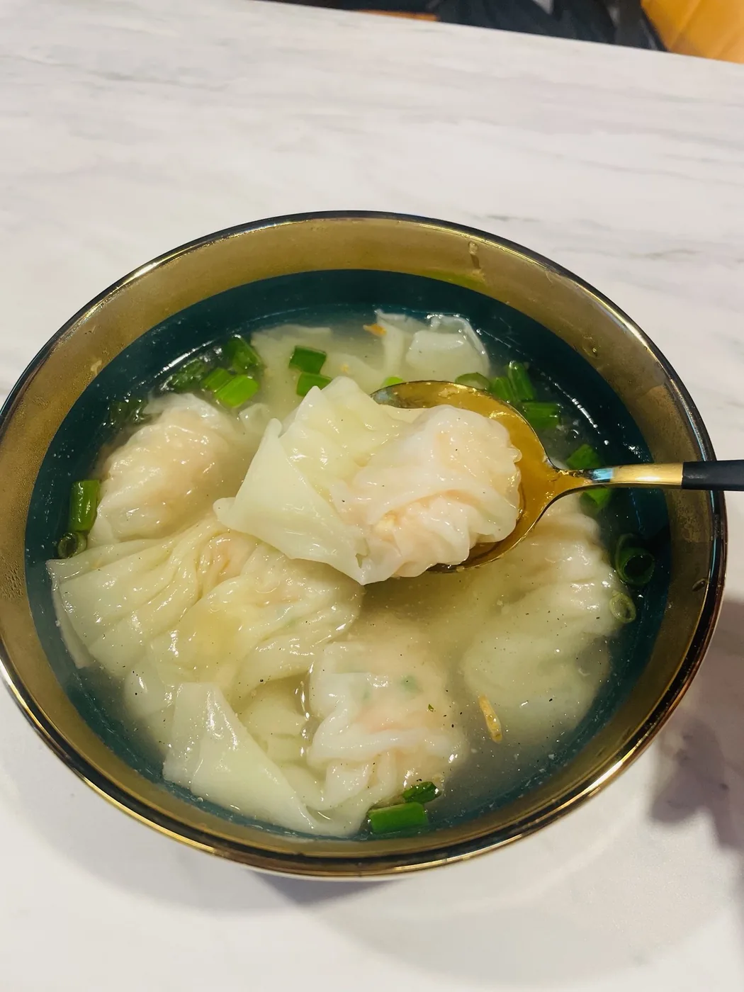 テーブルに並ぶ料理